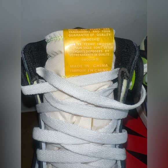 Air Jordan 1 Retro High OG ( Volt Gold ) - Picture 7 of 11